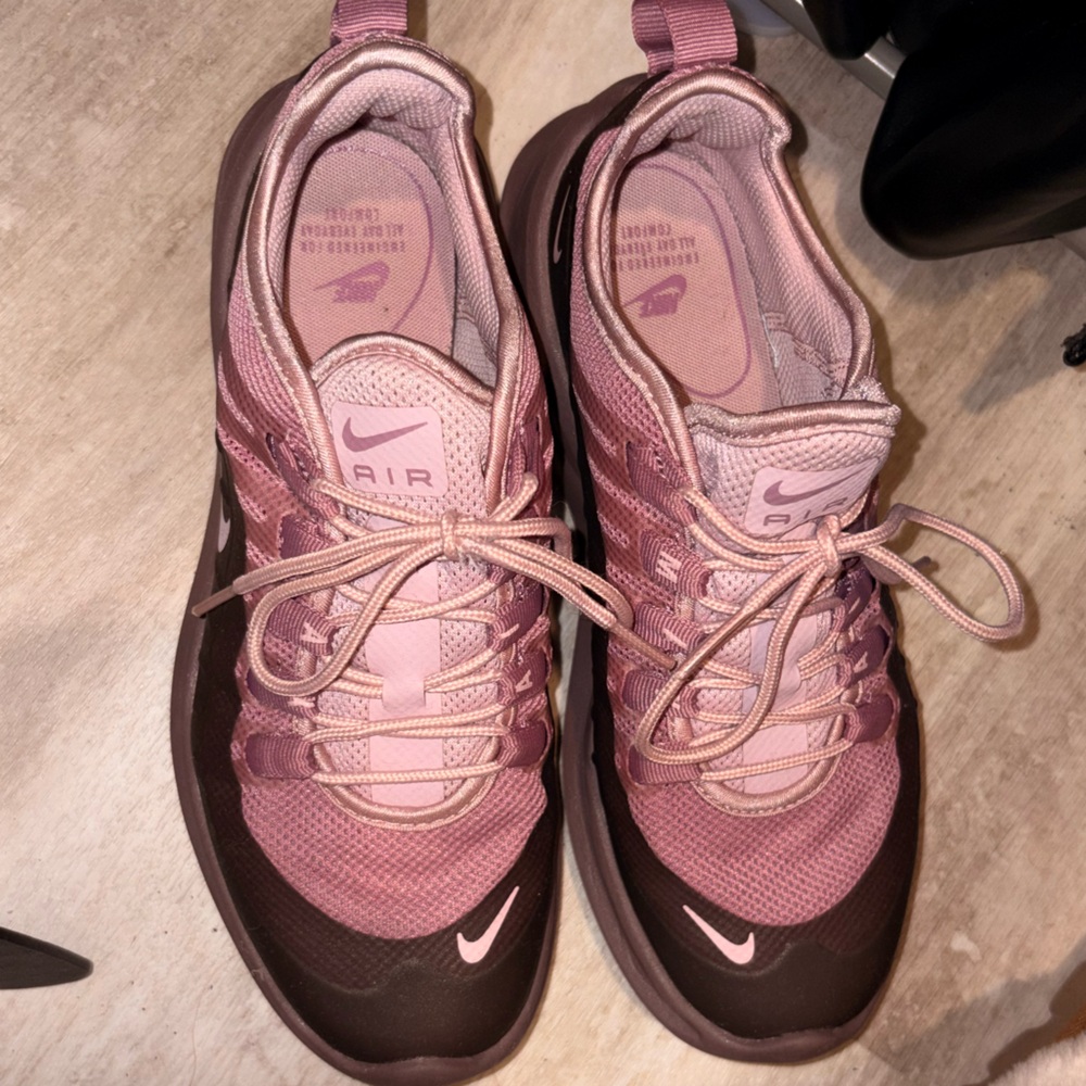 Nike Women's Mauve and purple Sneakers